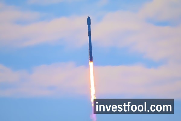 一枚SpaceX猎鹰9号火箭穿过云层，在湛蓝的天空下缓缓升空。